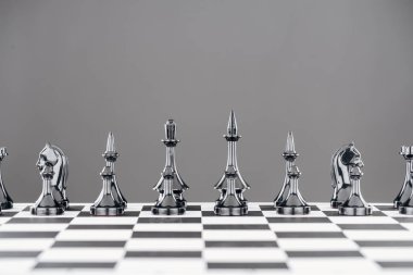 gri izole siyah satranç figürleri ile siyah beyaz satranç tahtası