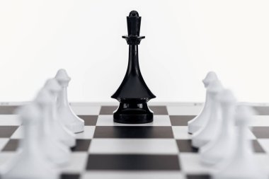 satranç tahtası beyaz piyon üzerinde beyaz izole arasında siyah vezir şekil ile seçici odak