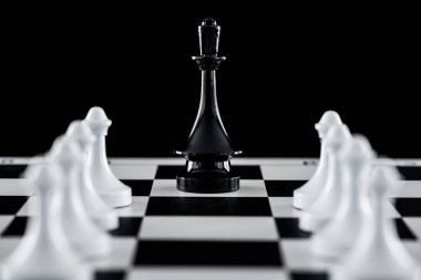 satranç tahtası beyaz piyon siyah izole arasında siyah vezir şekil ile seçici odak