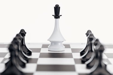 satranç tahtası beyaz vezir şekil ve siyah piyon üzerinde beyaz izole seçici odak