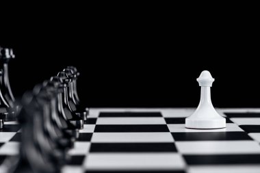 satranç tahtası siyah satranç figürleri ve beyaz piyon önünde siyah izole seçici odak
