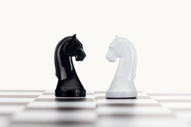 satranç tahtası seçici odak ve üzerinde beyaz izole siyah ve Beyaz Şövalyeler
