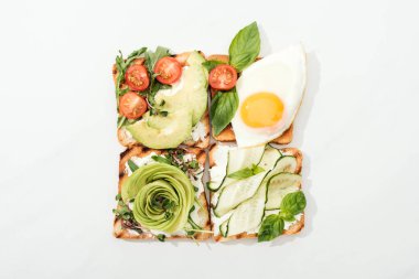 Üstten Görünüm tost ile yumurta kızarmış ve sebze beyaz yüzey üzerinde kesme