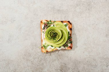 Avokado ve garden cress tost üstten görünüm dokulu yüzeyi