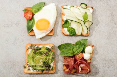 Tost sebze, kızarmış yumurta ve jambon ile üstten görünüm dokulu yüzeyi