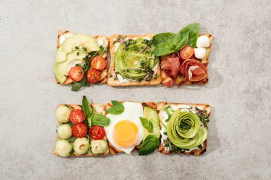 Tost sebze, kızarmış yumurta ve jambon ile üstten görünüm dokulu yüzeyi