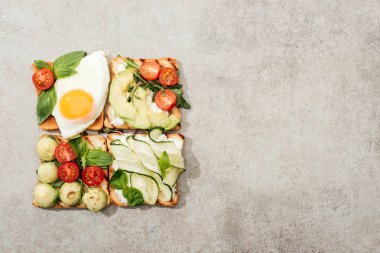 Tost kesilmiş sebzeler ve kızarmış yumurta üstten görünüm dokulu yüzeyi