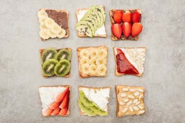 Tost kesilmiş meyve, çilek ve fıstık ile üstten görünüm dokulu yüzeyi