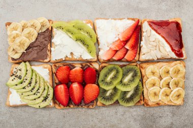 Tost kesilmiş meyve, çilek ve fıstık ile üstten görünüm dokulu yüzeyi