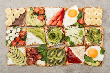 Kızarmış yumurtalı tost görünümünü top, sebze ve meyve dokulu yüzey üzerinde kesmek