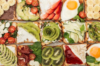 Kızarmış yumurtalı tost görünümünü top, sebze ve meyve dokulu yüzey üzerinde kesmek