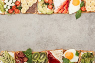 Kızarmış yumurtalı tost görünümünü top, sebze ve meyve dokulu yüzey üzerinde kesmek
