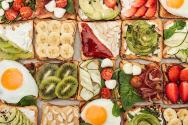 Tost kızarmış yumurta, yer fıstığı, kesme sebze ve meyve ile Üstten Görünüm 