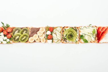 Tost kesilmiş meyve, sebze ve fıstık ile üstten görünüm beyaz