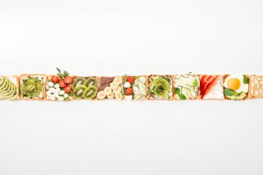 Tost kesilmiş meyve, sebze ve fıstık ile üstten görünüm beyaz