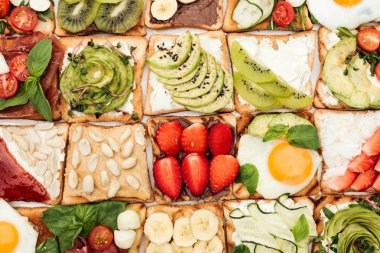 Tost kesilmiş meyve, sebze ve fıstık ile Üstten Görünüm 