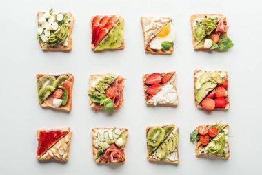 meyve, sebze ve üzerinde beyaz izole fesleğen ile lezzetli tost Üstten Görünüm
