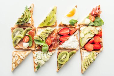 arka plan ile meyve ve sebze üzerine beyaz izole lezzetli dilimli tost