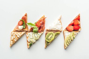 çilek, avokado, kivi ve üzerinde beyaz izole jambon ile tost Üstten Görünüm