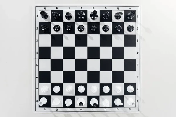Κάτοψη Της Ασπρόμαυρης Σκακιέρας Σκάκι Στοιχεία Άσπρο Φόντο — Φωτογραφία Αρχείου
