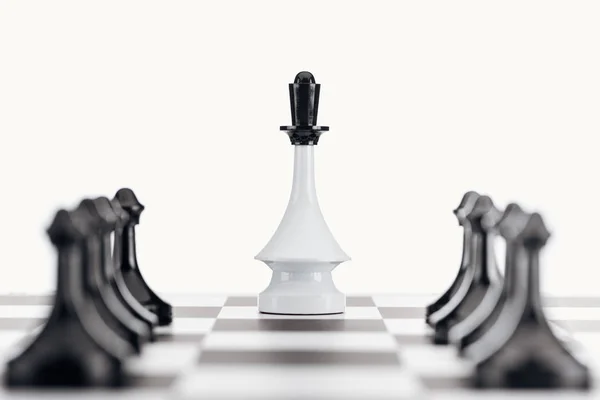 Selektivní Fokus Šachovnice Postavou Bílá Královna Mezi Černých Pěšců Izolované — Stock fotografie