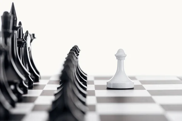 Вибірковий Фокус Шахової Дошки Чорними Фігурами Шахів Білим Пішаком Спереду — стокове фото