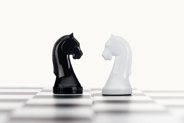 Вибірковий Фокус Шахівниці Білих Чорних Лицарів Ізольовані Білому — стокове фото