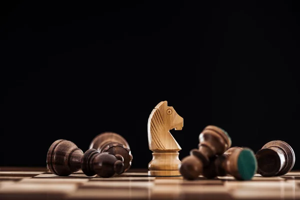 Selektiv Fokus För Schackbräde Med Spridda Träfigurer Och Knight Isolerade — Stockfoto