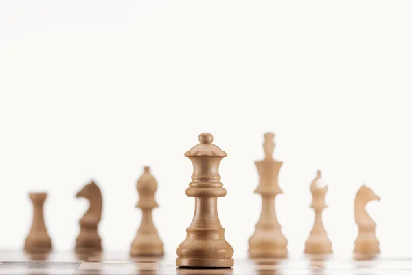Selektivní Fokus Béžové Dřevěné Královny Šachovnici Izolované Bílém — Stock fotografie