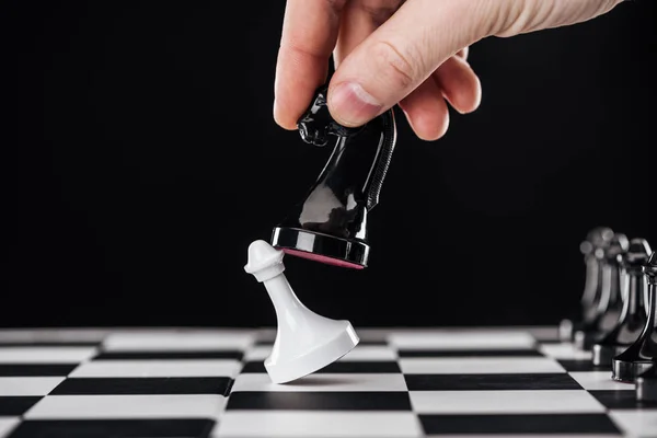 Částečný Pohled Člověka Dělá Krok Rytířem Šachovnici Izolované Černém — Stock fotografie