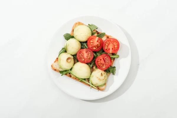 Vista Superior Tostadas Con Tomates Cherry Rúcula Plato Sobre Superficie —  Fotos de Stock