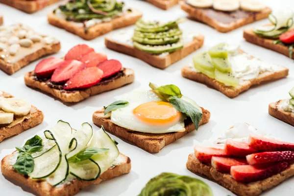 Toast Met Gesneden Fruit Gebakken Pinda Witte — Stockfoto