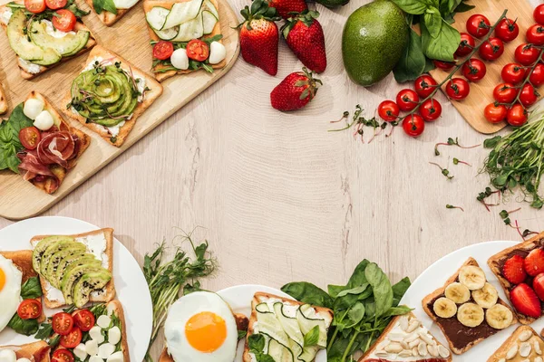 Pohled Shora Toasty Zeleninou Ovocem Prosciutto Zelení Ingredience Dřevěný Stůl — Stock fotografie