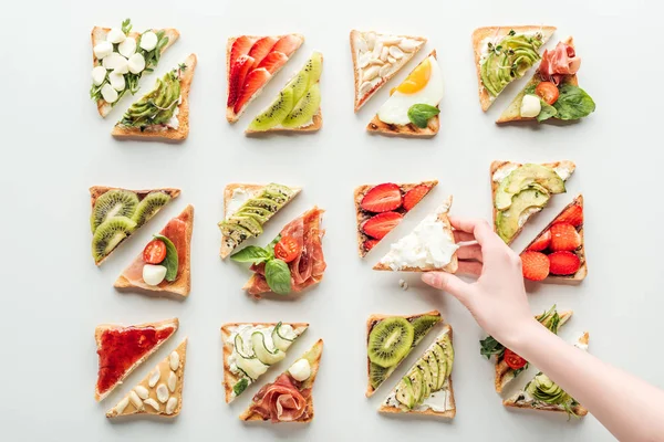 Vista Recortada Mujer Sosteniendo Rebanada Pan Sobre Tostadas Con Frutas — Foto de Stock