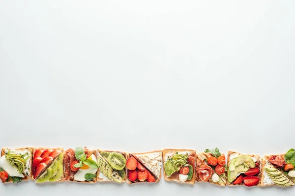 Draufsicht Der Toastreihe Mit Obst Und Gemüse Isoliert Auf Weiß — Stockfoto