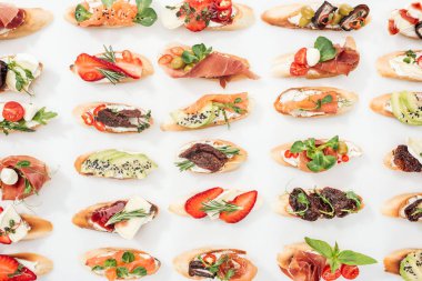 geleneksel İtalyan bruschetta somon, prosciutto, kurutulmuş domates, avokado, çilek ve otlar üzerinde beyaz arka plan