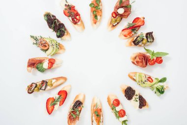 geleneksel İtalyan bruschetta somon, jambon, otlar ve sebze ile çeşitli meyve ile yapılmış yuvarlak çerçevenin Üstten Görünüm