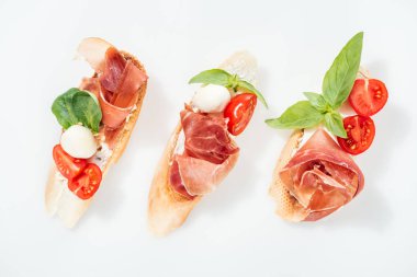 lezzetli İtalyan bruschetta jambon, mozzarella, fesleğen ve domates ile üst görünümden beyaz