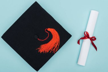 Mavi yüzeyi akademik kap ve diploma Üstten Görünüm