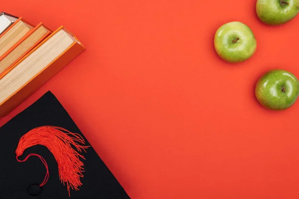 Вид Сверху Академической Шапки Книг Яблока Красной Поверхности — стоковое фото