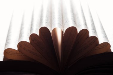 Eski kitap katlanmış sayfa seçici odak