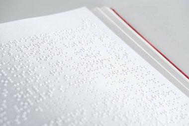 kitabın görünümü gri izole kabartma metin ile yakın