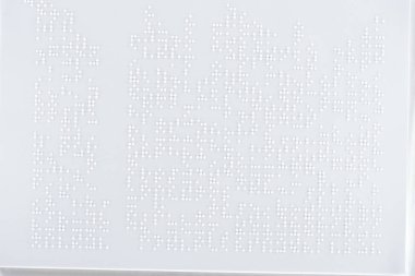 beyaz kağıt üzerine Uluslararası braille kodu metnin arka planı
