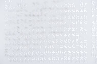 beyaz kağıt üzerine Uluslararası braille kodu içindeki metnin Üstten Görünüm