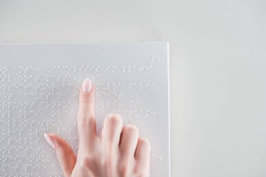 genç kadının Beyaz Kağıt kopya alanı ile üzerinde kabartma metin okuma Üstten Görünüm
