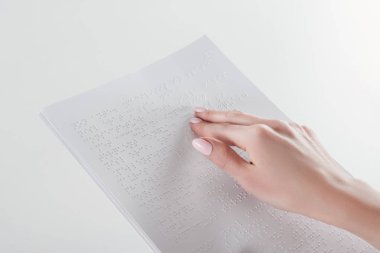 kırpılan genç kadın elle beyaz kağıt üzerinde kabartma metin okuma görünümünü