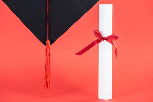 Tapa Académica Con Borla Diploma Con Cinta Superficie Roja — Foto de Stock