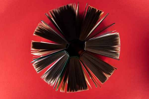 Vista Superior Livros Capa Dura Superfície Vermelha — Fotografia de Stock