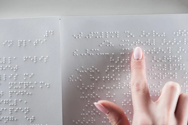 Vista Superior Joven Leyendo Texto Braille Papel Blanco — Foto de Stock