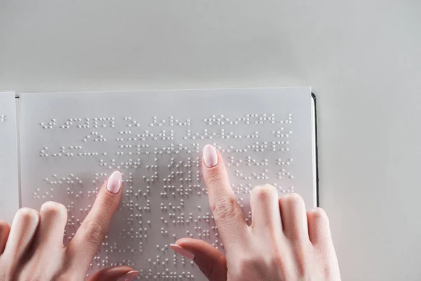 Vista Superior Joven Leyendo Texto Braille Sobre Papel Blanco Aislado — Foto de Stock